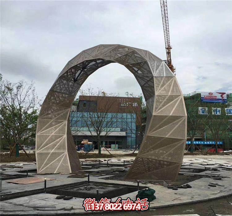不銹鋼網格拱門雕塑，點綴廣場