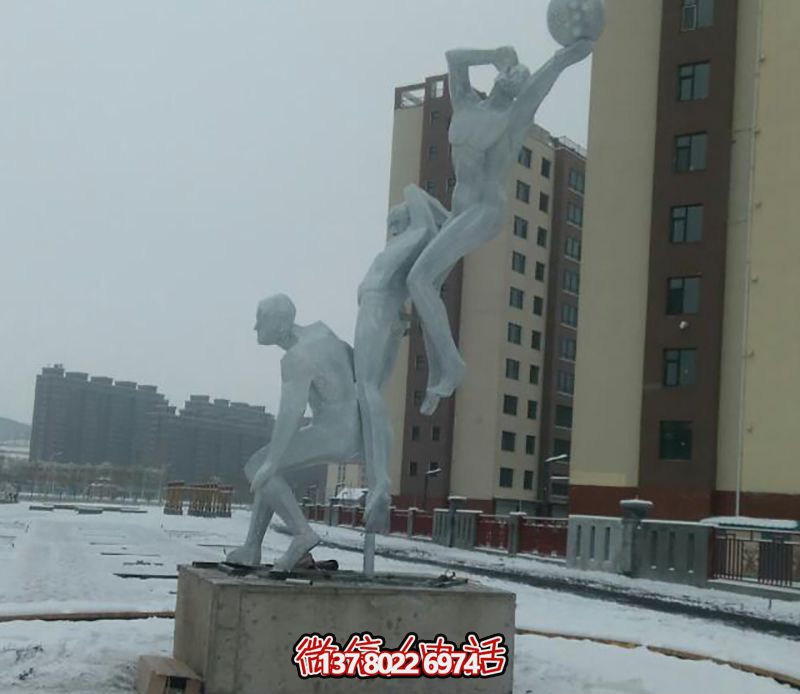 不銹鋼網(wǎng)格籃球場(chǎng)擺放雕塑，為小區(qū)廣場(chǎng)增添創(chuàng)意色彩
