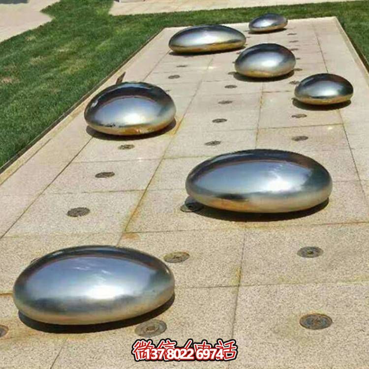不銹鋼鏡面戶外噴泉水景擺件，以鵝卵石與雕塑裝飾