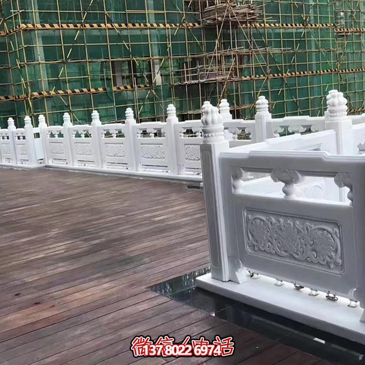 絢麗多彩的防護欄桿，為河道升旗臺打造夢幻般的園林雕塑