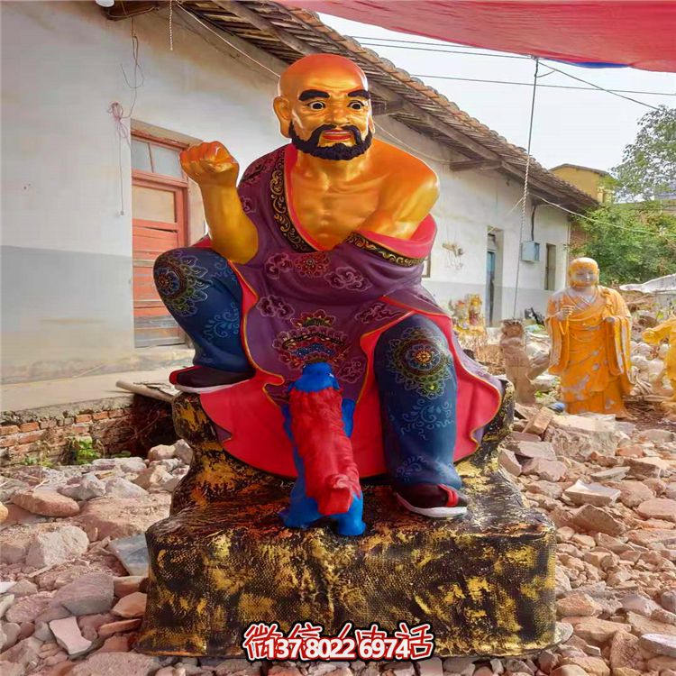 精美絕倫的玻璃鋼彩繪貼金十八羅漢雕塑，讓寺廟更加輝煌