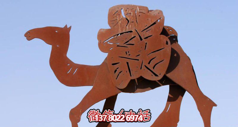 不銹鋼駱駝剪紙雕塑，點綴街道邊行走