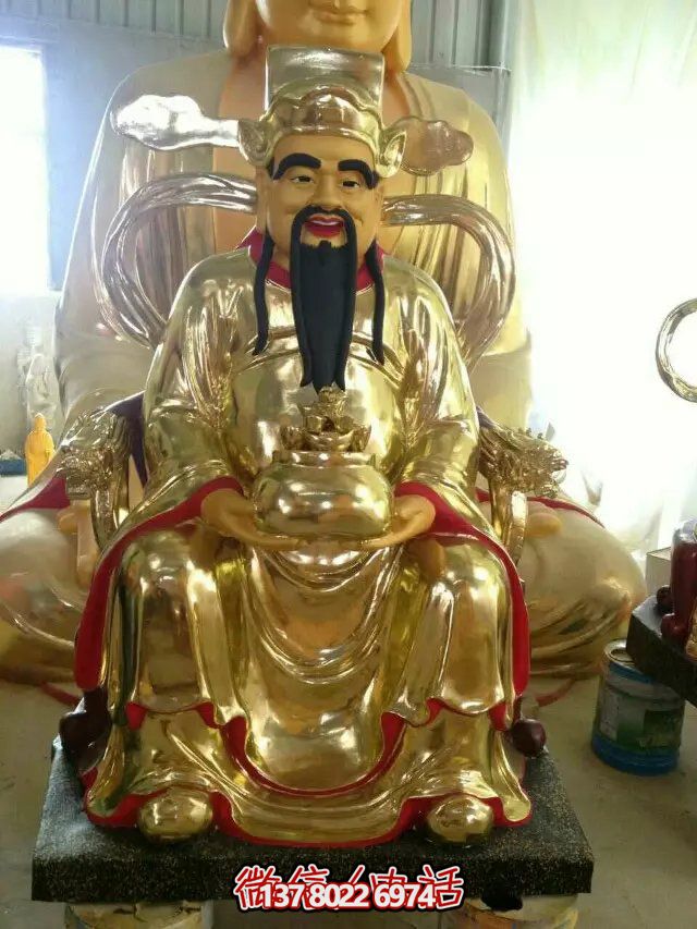 鎏金財神佛像雕塑，室內供奉神像
