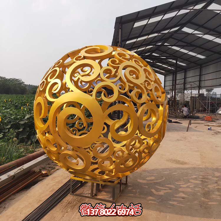 大型不銹鋼鏤空球雕塑，為園林景觀增添靈動之美
