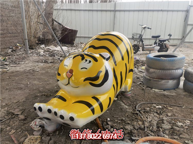 玻璃鋼彩繪抽象老虎雕塑，為幼兒園裝飾而生