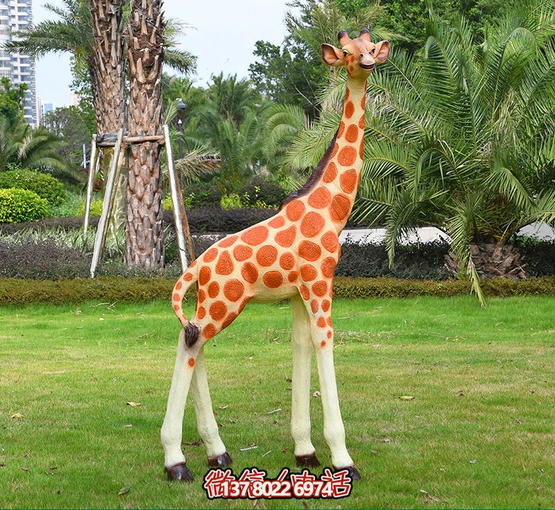 藝術(shù)化玻璃鋼仿真大型長頸鹿雕塑,點綴綠色草坪,讓公園更加美觀 藝術(shù)化玻璃鋼仿真大型長頸鹿雕塑,點綴綠色草坪,讓公園更加美觀