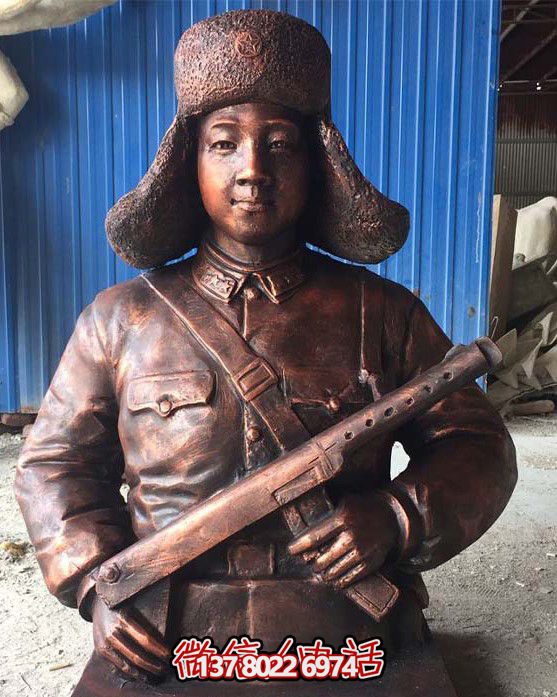 不銹鋼仿銅雷鋒持槍雕塑，現代雷鋒屹立于戶外景區
