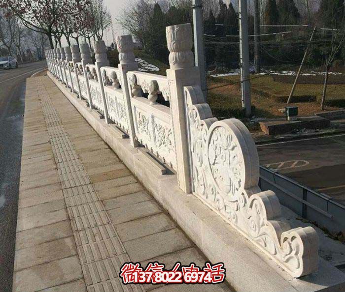 現代城市綠化防護欄桿，融入自然元素的花崗巖石雕