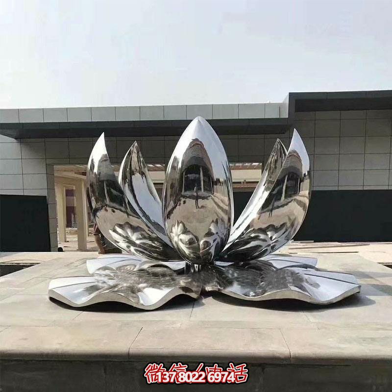 大型不銹鋼蓮花雕塑，鏡面反射景觀