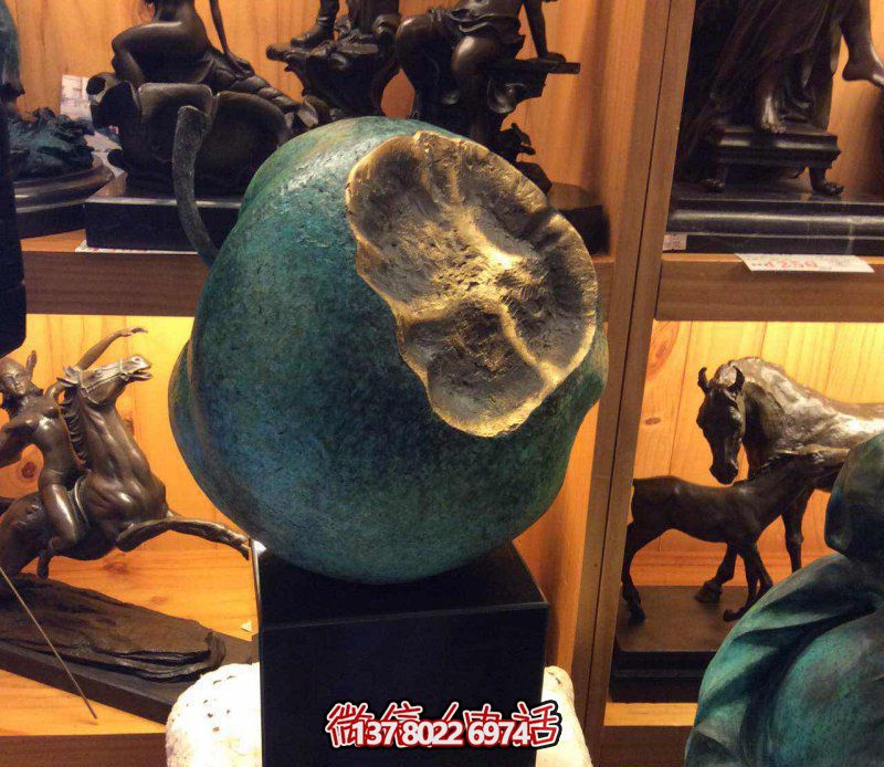 美麗寧靜，自然綠意——欣賞公園銅雕景觀，享受一口新鮮蘋果