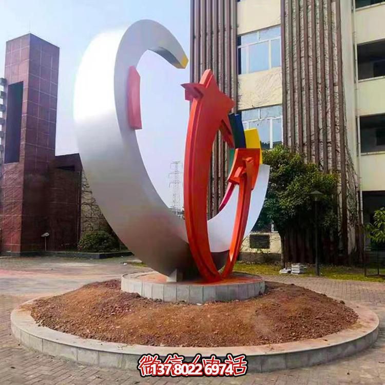 精致不銹鋼月牙雕塑，打造現代都市景觀