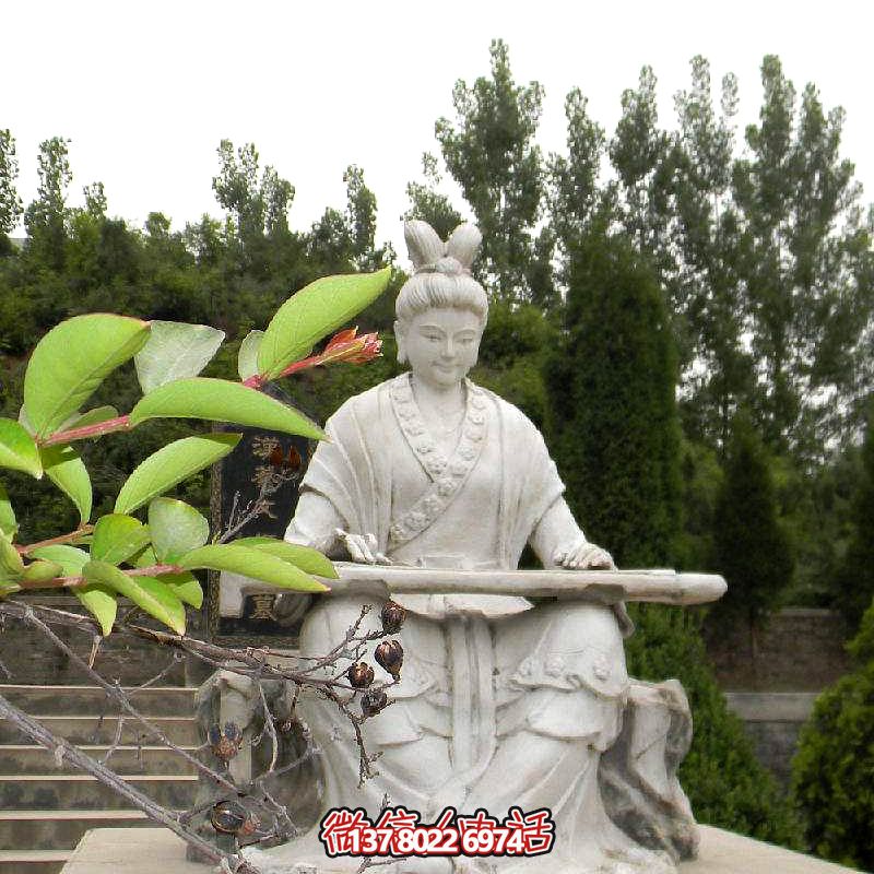 彈琴游玩古代景區，感受石雕雕塑之美