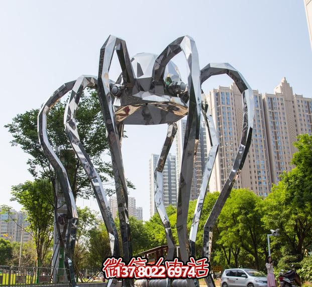 不銹鋼長腿螃蟹雕塑，為公園增添創意裝飾