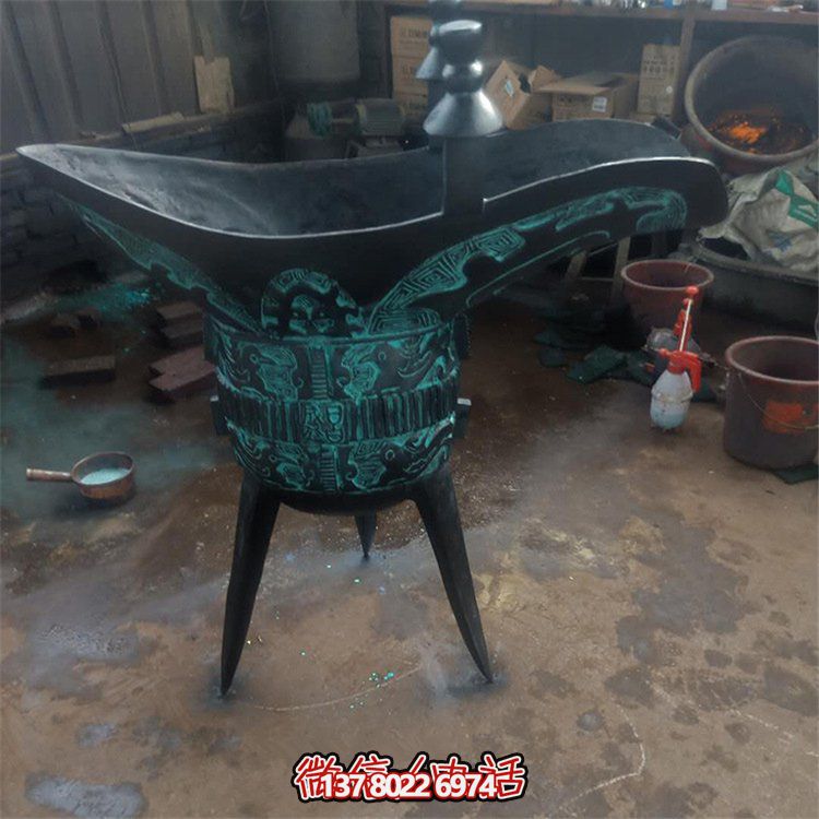 青銅仿古器皿，景觀雕塑擺放，點綴景區(qū)園林