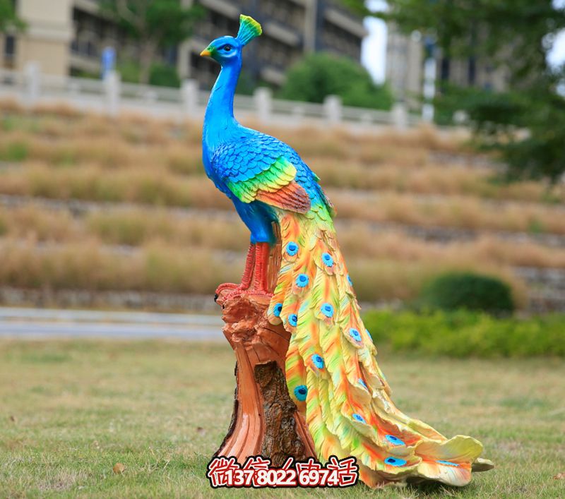 玻璃鋼孔雀雕塑，點(diǎn)綴公園草坪