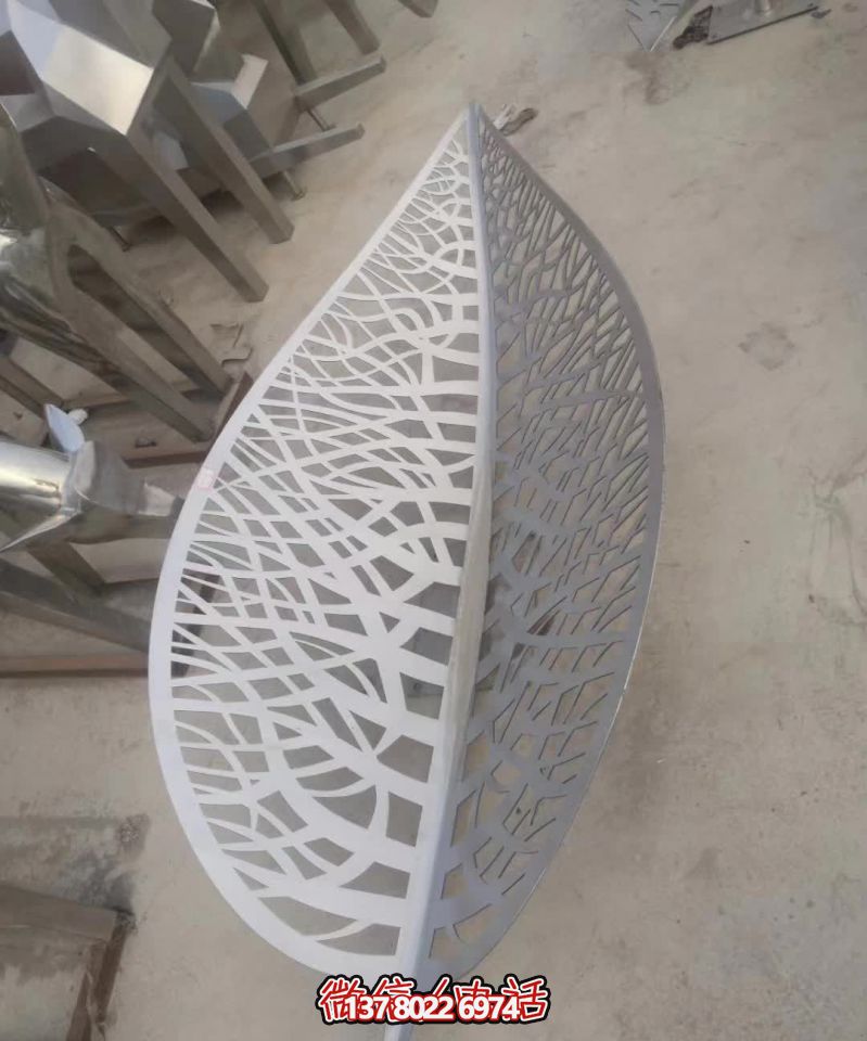 不銹鋼樹葉雕塑,給醫(yī)院藝術(shù)造型帶來絢麗美觀 不銹鋼樹葉雕塑,給醫(yī)院藝術(shù)造型帶來絢麗美觀