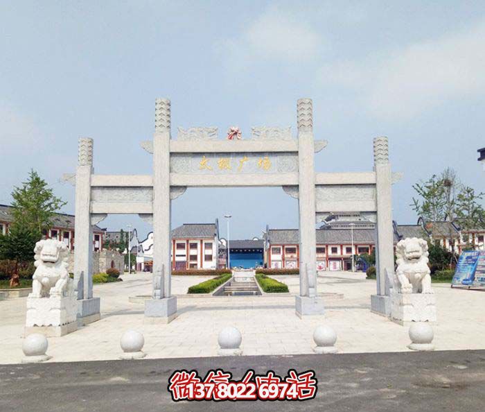 文化廣場(chǎng)擺放沖天柱三門石雕牌坊 文化廣場(chǎng)擺放沖天柱三門石雕牌坊