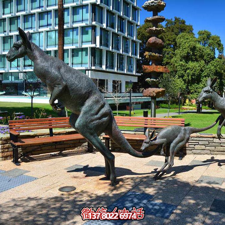 景區中跳躍的玻璃鋼袋鼠雕塑 景區中跳躍的玻璃鋼袋鼠雕塑