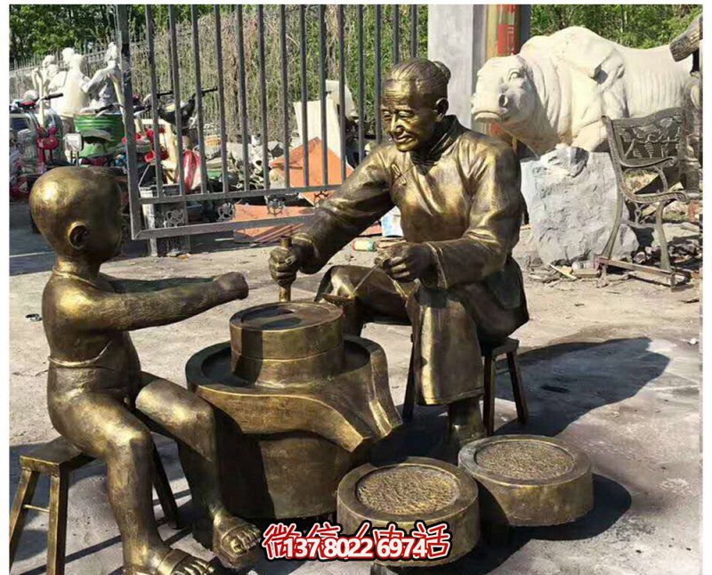 公園幫老人磨豆?jié){的銅雕老人雕塑 公園幫老人磨豆?jié){的銅雕老人雕塑