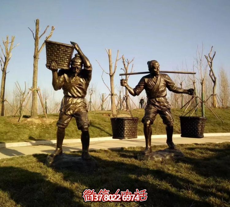 園林草地?cái)[放玻璃鋼仿銅農(nóng)耕文化挑擔(dān)扛糧人物雕塑