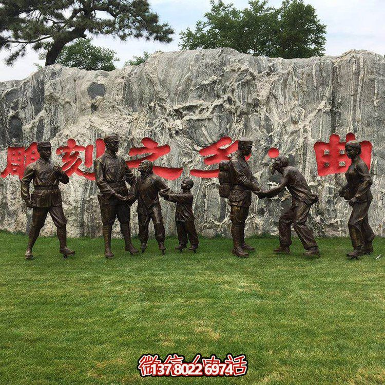 玻璃鋼仿銅人物，八路軍和鄉親握手的景觀擺件