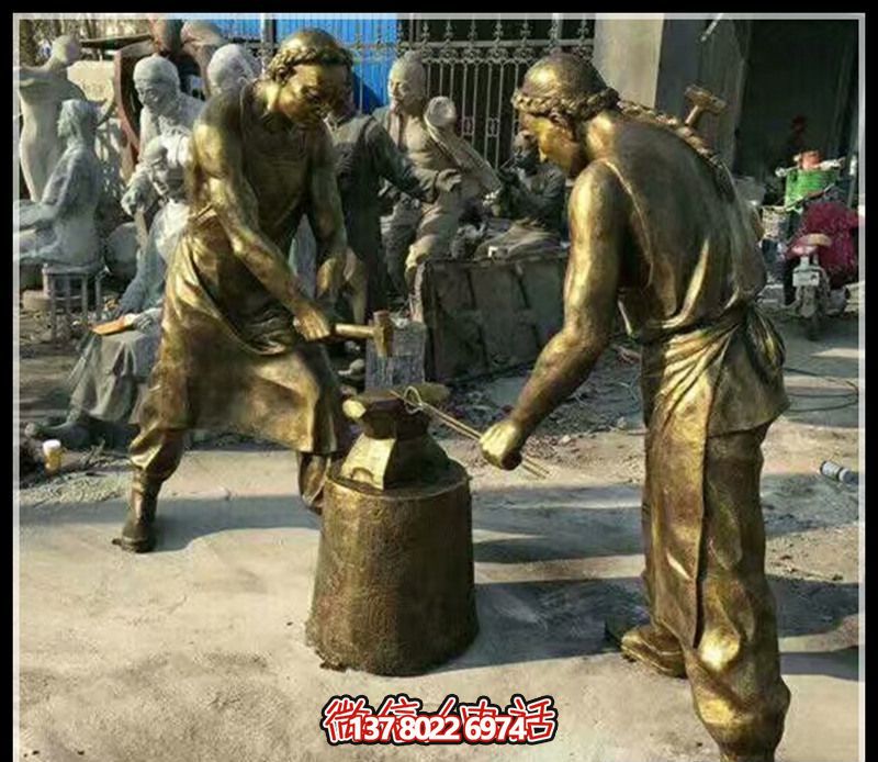 園林景區古代打鐵人物鍍金玻璃鋼仿銅雕塑 園林景區古代打鐵人物鍍金玻璃鋼仿銅雕塑