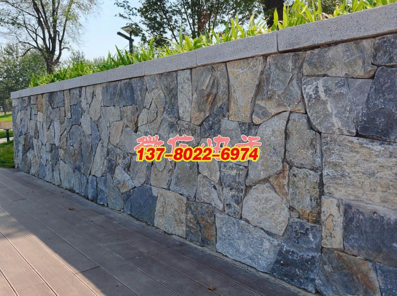 景石碎拼景觀墻：自然與藝術交融的景觀雕塑，石雕工藝的質樸美學呈現